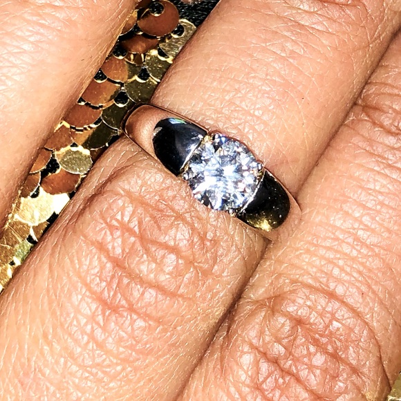 Certified by the GRA this 1 carat VVS diamond men ring is stunning as it can be